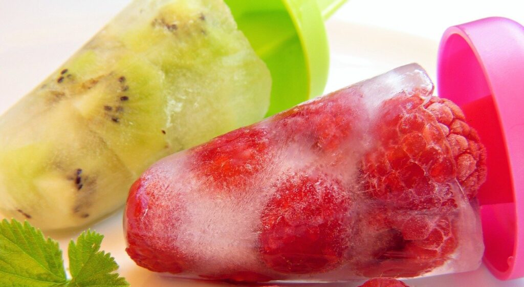 ice, raspberries, kiwi-2219574.jpg